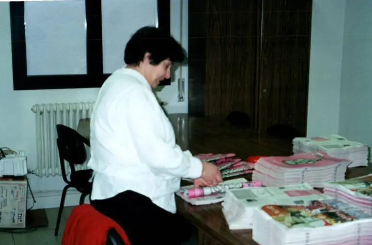 Fotografía tomada en la U.P. de CCOO Toledo preparando el envío de la Revista Trabajadora.